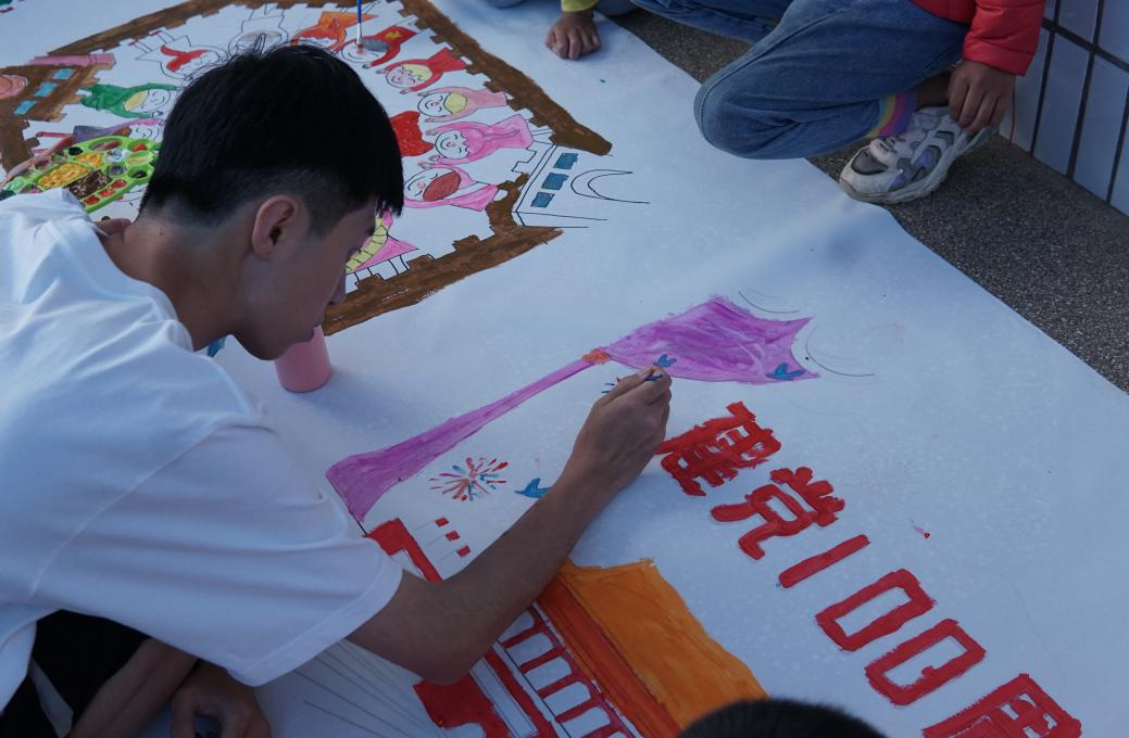 实践队成员与白族娃娃一起绘制百米画卷
